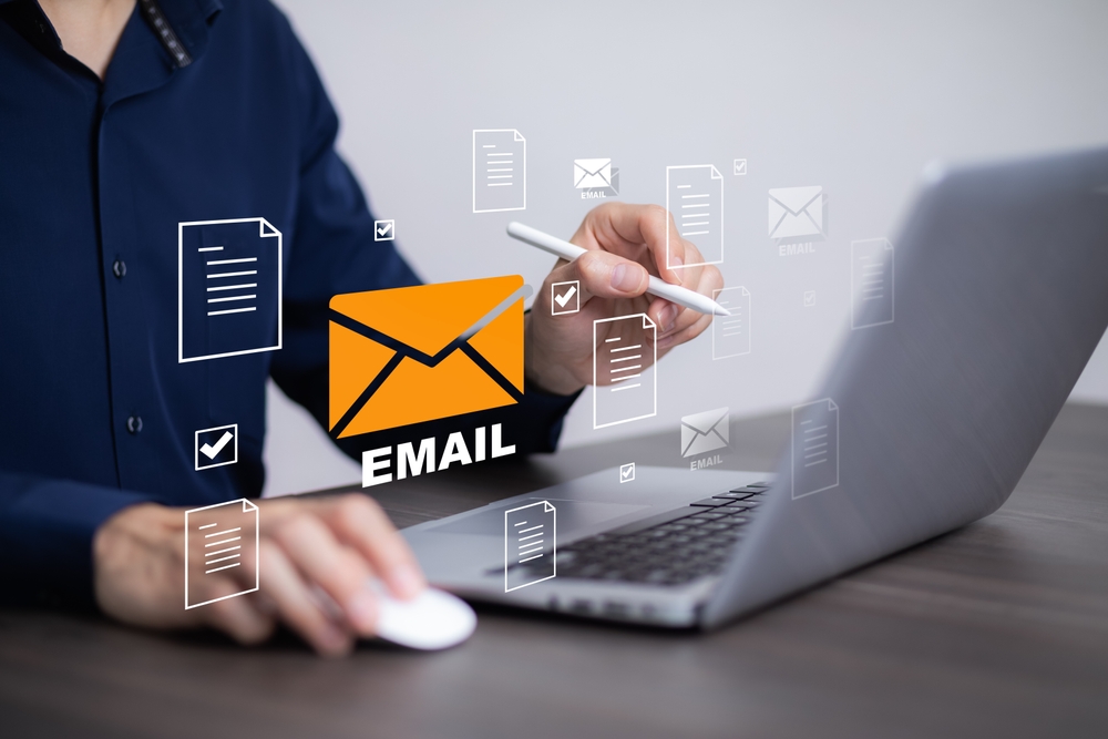 R.bussarin / shutterstock.com Versteckter Hinweis in Datenschutzerklärung unzureichend für E-Mail-Werbung