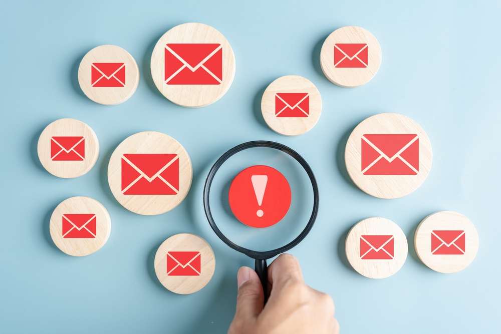 MMD Creative / shutterstock.com LG Lüneburg: Schadensersatz für Werbe-E-Mails nach Einwilligungswiderruf